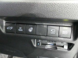 VIEWスイッチは押していただくと車両の全周囲をナビのモニターで確認できます。車高の高い車両では出発時に小さな障害物やお子様の確認が出来ますので安全ですね。