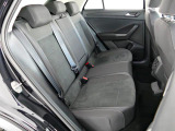 セカンドシートはフロントシートよりも少し高く設置され、疲れにくく、安全に同乗できる設計となっております