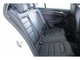 後部席も身体にしっくりと馴染む適度な固さのシートやより広くなったレッグスペースなど、心地よい空間となっています。