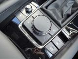 マツダコネクト専用のコマンダーコントロールスイッチ付きです。感覚的な操作が可能で、運転時に操作中の脇見による心配も減ります。