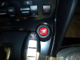 GT‐R専用インテリジェントキー。ドアのロックも、エンジンの始動も、指先ひとつ。ドアロックの解除は、バッグにキーを入れたままがスマート。便利ですよ!