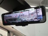 インテリジェント ルームミラーは、車両後方のカメラ映像をミラー面に映し出すので、車内の状況や、天候などに影響されず、いつでもクリアな後方視界が得られます