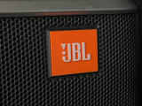 【JBLサウンドシステム】メーカーオプションの高品位サウンドシステムを搭載。専用のチューニングが施された大小様々なスピーカーから良質なサウンドが奏でられ、臨場感あふれる音響空間を演出します。