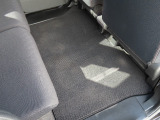 【後部座席のフロアマット】大きなスレや傷、汚れなどなくこちらも綺麗な状態です。