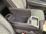 運転席のダッシュボードに小物入れが付いているので財布や携帯電話を入れられて便利です!!