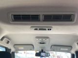 リヤシーリングファンに「ナノイー」発生機能を装備。「ナノイー」を運転席側吹き出し口からの風に乗せて、きれいな空気を車内全体に届けます。