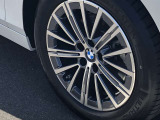 BMW純正17インチホイール。洗練されたデザインで、足元の個性を引き立てます。