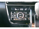 オートエアコンを装備。好きな温度で設定をすれば、自動で車内を快適な温度にできます。