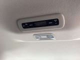 デュアルフルオートエアコンは、後席からも温度・風量や吹き出し口モードの調整がコントロールできます。