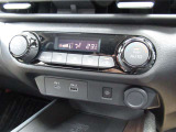 見やすいデジタル表示のオートエアコン!暑い時・寒い時も設定した温度に車内を自動で調節♪