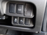 運転席の右側にはハイビームアシスト、VDC、エマージェンシーブレーキのスイッチが有ります。