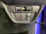 ETCの下にVSA(ABS+TCS+横滑り抑制)解除のメインスイッチや電動テルゲートスイッチがついています。テールゲートはスイッチ操作で運転席からでも開け閉めができます。