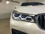 BMWレーザーライト:ハイビーム点灯時の照射距離を従来のロービームの2倍の600mまで可能にます。ブルーのデザインアクセントも装備されます。