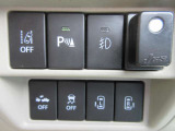 LDW(車線逸脱防止警報)・コーナーセンサー・フロントフォグランプ・エマージェンシブレーキ・VDC(横滑り防止装置)・両側オートスライドドアのスイッチです。