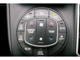 オートエアコンを装備。好きな温度で設定をすれば、自動で車内を快適な温度にできます。