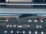 エアコン操作パネルの上段に前席(左右)のシートヒター操作部あります。