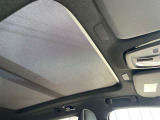 パノラマガラスサンルーフ:車内の空間を広く感じることができ、眩しい時にはもちろんシェードを閉めることもできます。