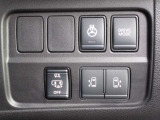 ヒーター付きステアリング、ドライブモード切り替え、左右オートスライドドア開閉スイッチ。