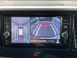 見下す映像によって縦列駐車もラクラクのアラウンドビューモニター、カメラスイッチを押せば「トップビュー+バックビュー」と「サイドブラインドビュー+バックビュー」が切り替え可能です。