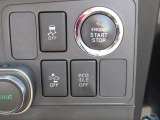 プッシュエンジンスタート車両です。横滑り防止システム、スマートアシスト、エコアイドル付きで、こちらのボタンでON.OFF切替可能です。