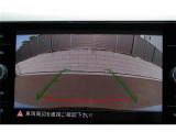 エンブレム一体型のリヤビューカメラ。ギアをリバースに入れるとエンブレムが開いて車両後方の映像を映します。