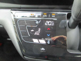 車内の温度を快適に保つ、便利なタッチパネル式オートエアコン。