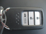 スマートキーのお写真です。鍵をお持ち頂くだけでドアの施錠開錠が可能です♪