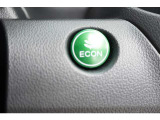 ECONスイッチを押すとエンジン、トランスミッション、エアコンの作動を制御して、省燃費運転をしやすくするよう制御します。