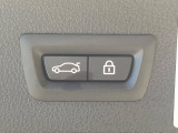 ●電動リアゲート:ワンタッチでリアゲートの開閉ができ、荷物などで両手が塞がっている状態でも簡単に開閉ができる便利機能です。