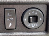 【電動格納ミラー】ミラー格納ボタンで開閉します! ドライバーの目線に合わせ、ミラーの上下左右調整が可能です☆