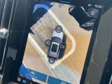 360°アラウンドビューモニター『まるで車を上から見渡しているかの如く車両周辺を映し出し、駐車支援をしてくれる便利な機能です!』