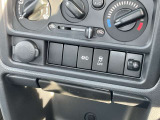 走行中でもボタンひとつで切り替えられる4WDシステムを採用。滑りやすい路面や雪道などでも優れた走破性を発揮します。