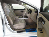 使いやすく安全な操作性と良好な視界を実現した運転席。