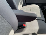 フロントシートにはセンターアームレスト付き、長時間の運転で疲れた腕を乗せてください。