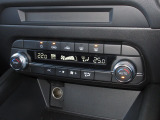 運転席・助手席で温度調整が出来るオートエアコン付きでオールシーズン快適にドライブできます。