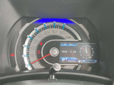 液晶画面で燃費などの情報を確認できるシンプルなスピードメーター。