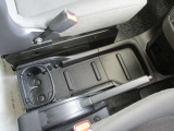 運転席と助手席の間にカップホルダーがあります。ちょうどバッグ等が置けるようになってて便利です。