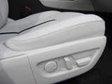 運転席10wayパワーシートは、複数のシートポジションに加え、アクティブ・ドライビング・ディスプレイ&ドアミラー&ステアリング(電動可動式)の設定を記憶できるメモリー機能を採用しています(・∀・)