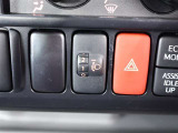 このスイッチはヘッドライトの高さを一定に保つマニュアルレベリング機能で、乗車人数や荷物によってヘッドライトの光軸が上を向き先行車・対向車への眩惑光防止に配慮します。