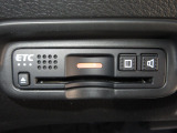 操作部に静電式タッチパネルを採用したフルオートエアコンディショナー。インターナビ同様、スマートフォン感覚の直感操作を実現していて、運転席&助手席シートヒーターが付いてます。2段階に温度設定が可能です。