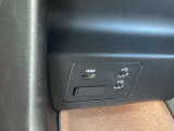 USB端子2個&HDMI端子1個 ミュージックプレーヤー接続でお気に入りの音楽を楽しむことが出来ます♪USB端子接続で可能な端末充電を同時に2個行うことが出来ます。