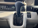 運転席と助手席の間には、USBで充電できるアダプタが付いています。線を繋ぐだけですぐ充電可能です。充電切れを気にすることなく快適にお過ごしいただけます♪