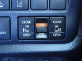 両側電動スライドドアのスイッチです。車内からもスイッチひとつでラクにドアの開閉できますよ♪