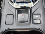 スイッチひとつで作動、解除できる電動パ-キングブレ-キ。運転席周りもレバーが無くスッキリ!