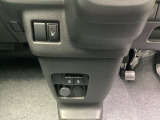 運転席にはシートヒーターを装備。USB電源ソケットもついてます。