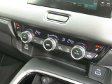 プッシュボタンとダイヤルを組み合わせたエアコン操作パネル (左右独立温度コントロール式フルオートエアコン) / 運転席&助手席シートヒーター 。