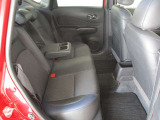 後席にもひじ置き(カップホルダー×2)があるので快適なドライブが可能です。