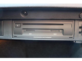 (CD/DVDSDカードスロット)グローブボックスの上に各種スロットがございます。