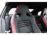 ブラックエディション 専用装備として、RECARO製シートが運転席助手席に装備されております。