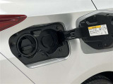 充電とガソリン、どちらでも走行可能なPHEV!充電ポートは車体右側にあります!